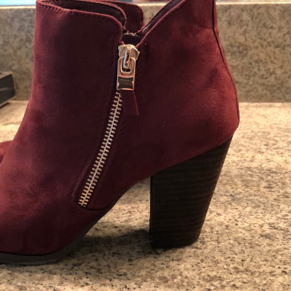 Maroon booties with gold zipper 👠